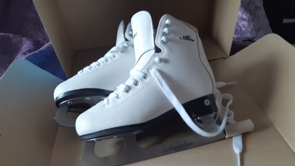 Коньки фигурные размер 32 новые в отличном.