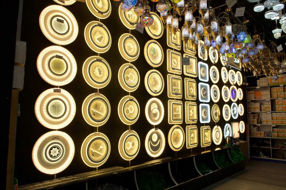 Yangi dizay va barcha o'lchamdagi plafonlar mavjud