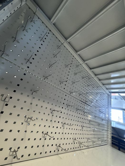 Стелажи с перфориран гръб БЯЛ И СИВ