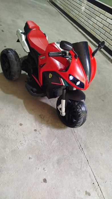 Bolalar matatsikili  1 akumlatorli uch balonli  rangi qizil