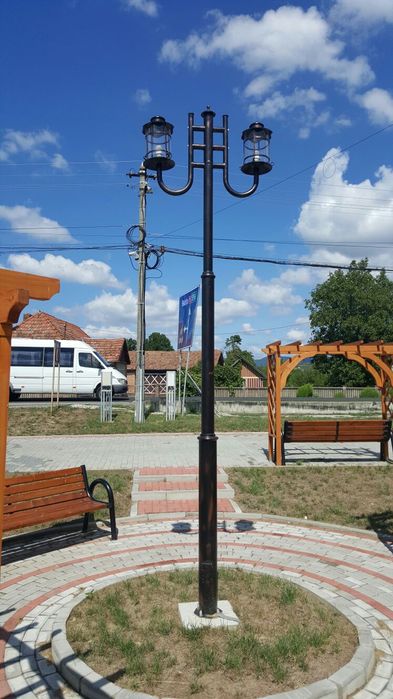 Stâlpi de iluminat stradal