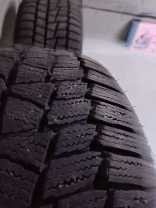 Maxxis 215/50/17 почти новые