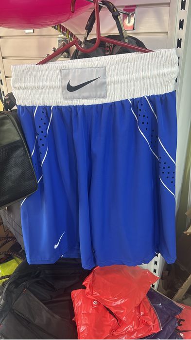 Бокс инвентари шлемы, капы, перчатки, форма