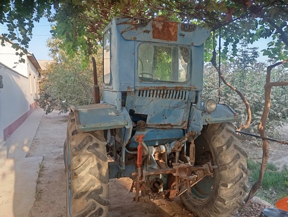 T28 traktor sotiladi
