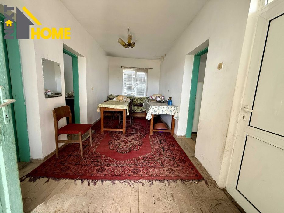 Самостоятелна двуетажна къща с дворно място и гараж