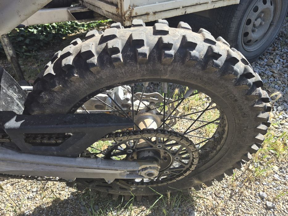 Vând două cauciucuri enduro-cross cu patru camere penttu ele