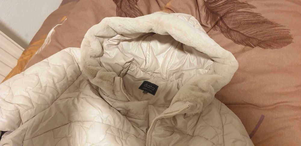 Vând haină lungă din fâș de culoare crem, nouă