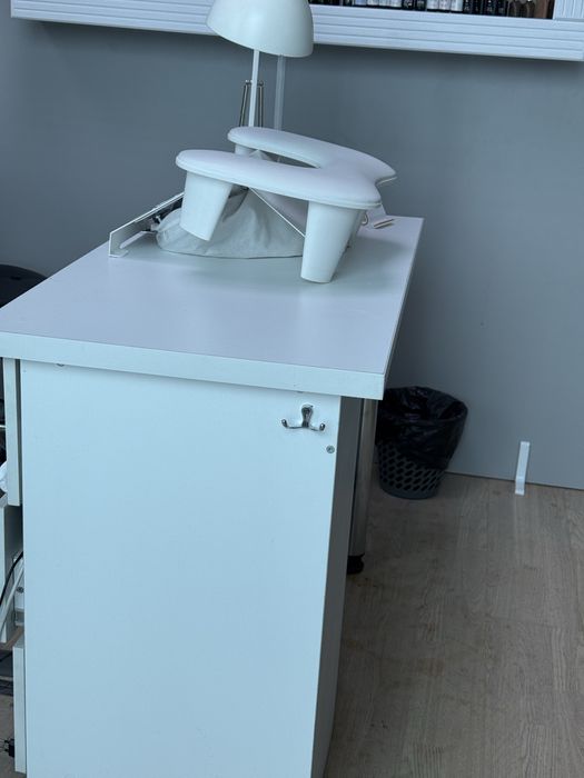 Маникюрный стол , полный комплект .