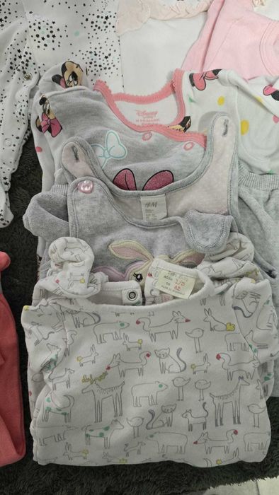 Vand lot de haine bebelus fetita marimea - 50-56-62 stare foarte buna
