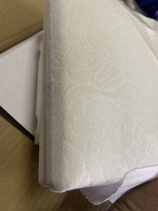 Кадифена табуретка за пиано с масивно дървени крачета