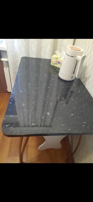 Продам кухонный стол и стулья