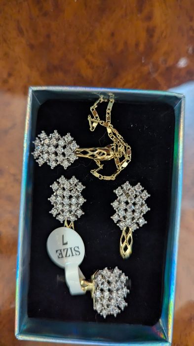 Продам очень красивый бижутерный комплект