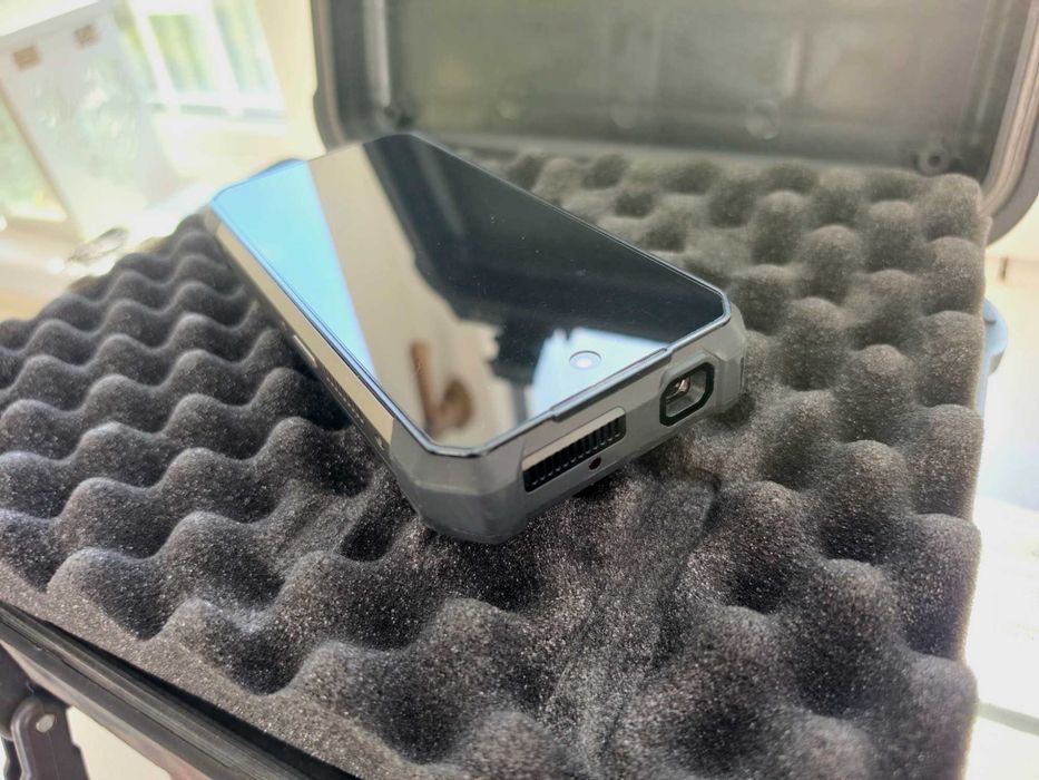 Vand telefon Tank 3 Pro in stare impecabila cu ecran de rezerva nou