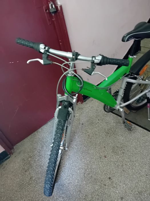 Vând bicicleta  700 roni...