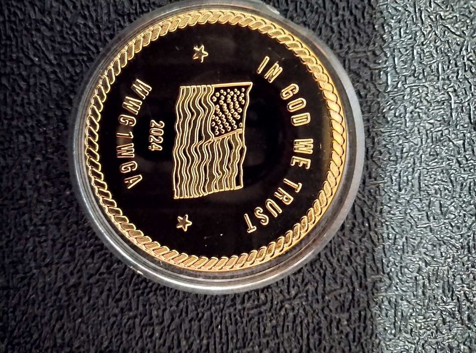 Колекционерска монета на САЩ с Доналд Тръмп и Американското знаме