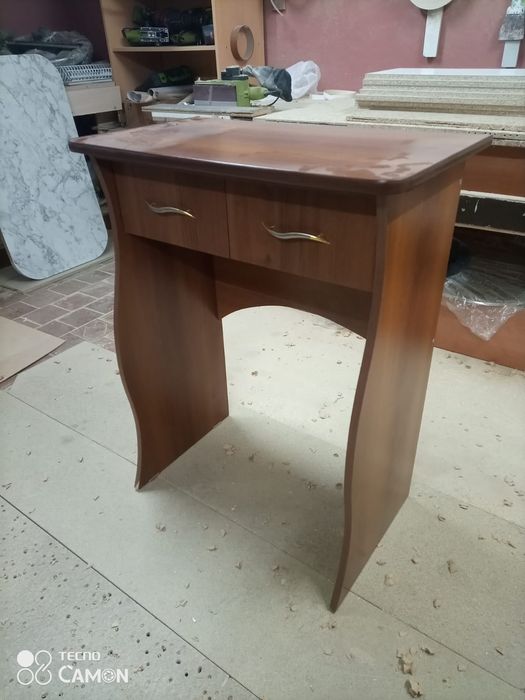 Столик туалетный