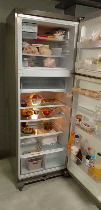 ЧЕРЕН ПЕТЪК Продавам хладилник с  фризер NO FROST HOTPOINT NMTP 1912