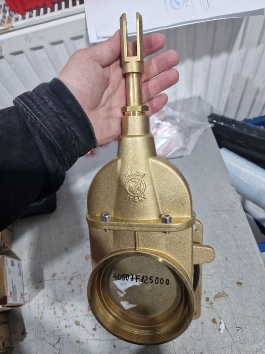 Robinet vidanja 5 toli flansa pe o parte filete o parte flansa 4 șurub