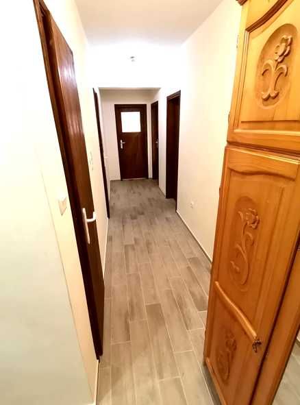 Дава се под наем Двустаен апартамент в Бургас, Славейков - 70 кв.м за 245 € - Снимка #2