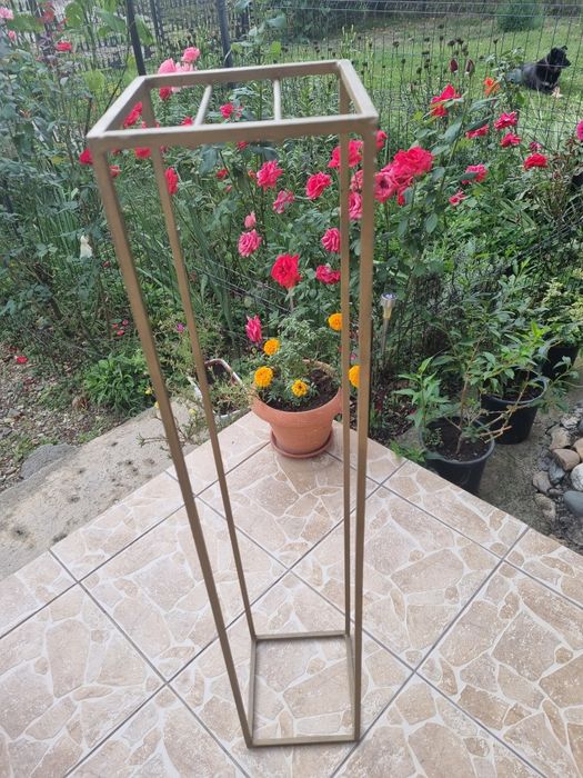 Vând suporți inalți aurii aranjamente florale