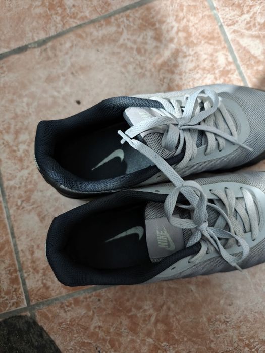 Vând Air max invigor