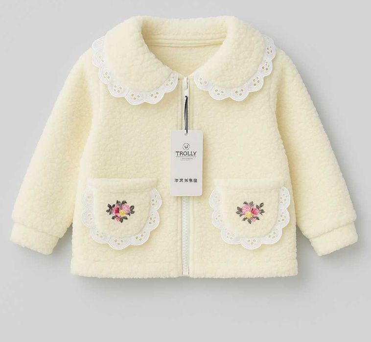 Пухкаво детско яке с дантелени джобчета и бродерия