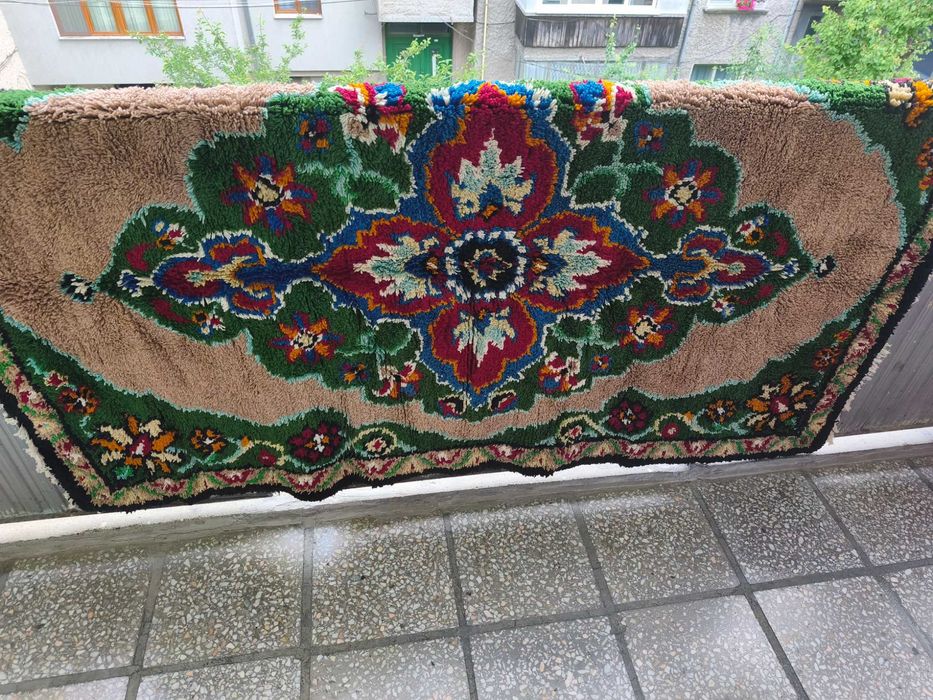 Губери,китеници,вълнени одеала.Белия губер го има и в тъмно червено.
