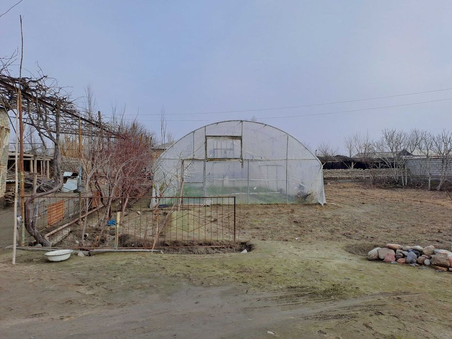 Hovli uy (uchastka) yarmi sotiladi 10 sotix qismi