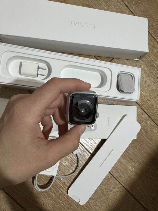 Продам б/у apple watch series 5