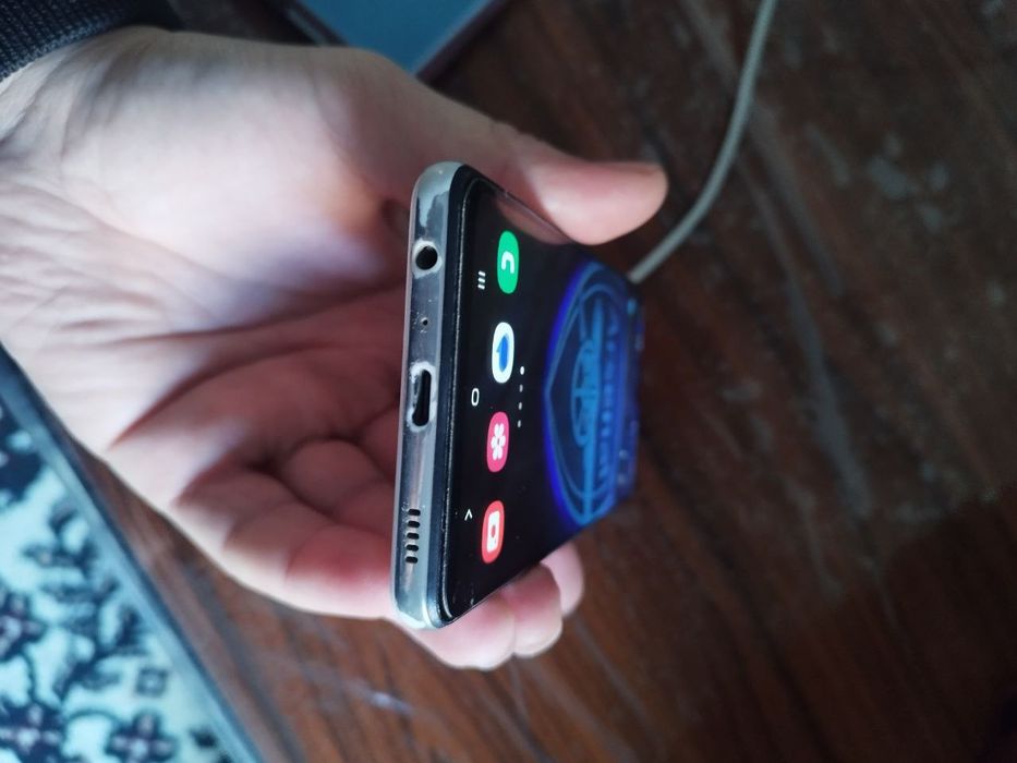 A 32 telefon  karobka dakument bor zaryadi zo'r radnoy zaryadchik bor