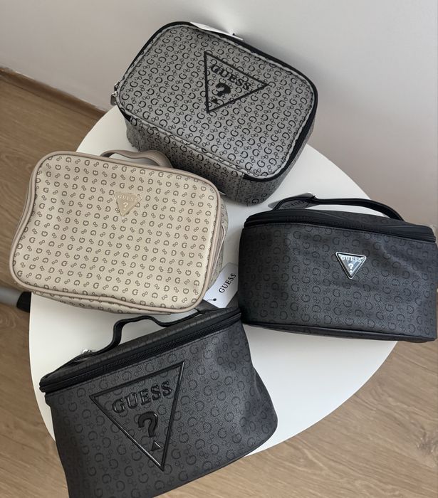 Козметични чанти Guess