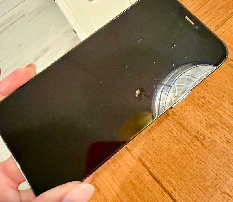 Iphone 12 Pro с подарък 2 броя калъфчета