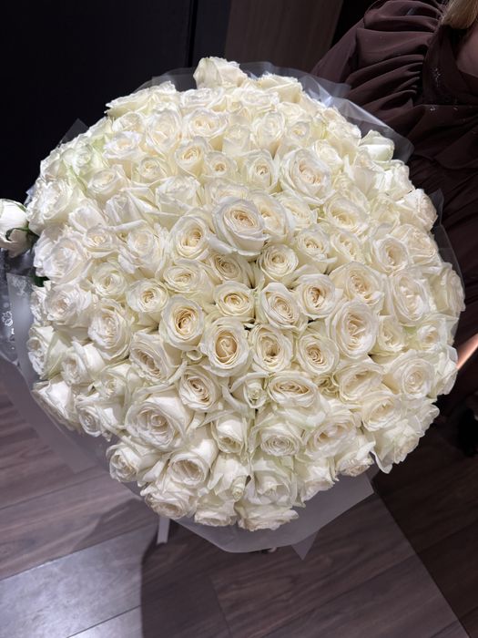 Букет 115 белые розы Туркестан