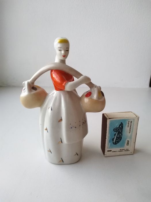 Статуэтка девушка с коромыслом