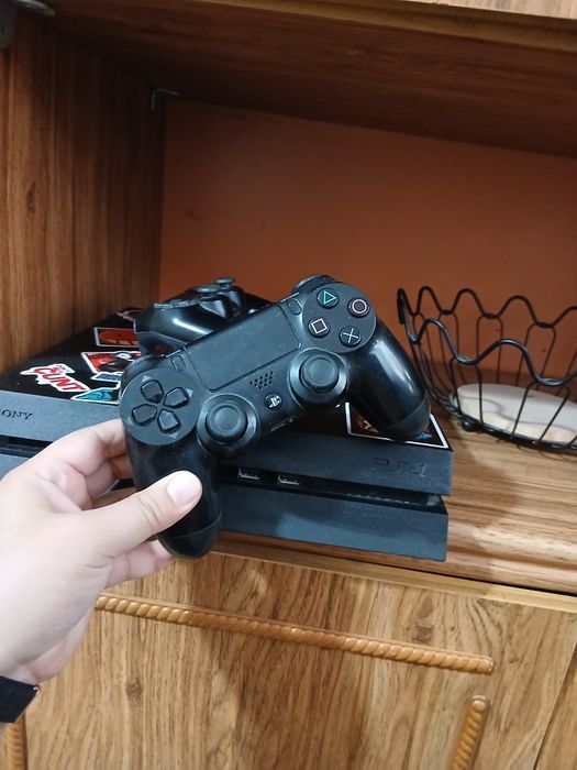 Продам Sony PlayStation 4 (PS4 Fat) + 2 геймпада DualShock 4