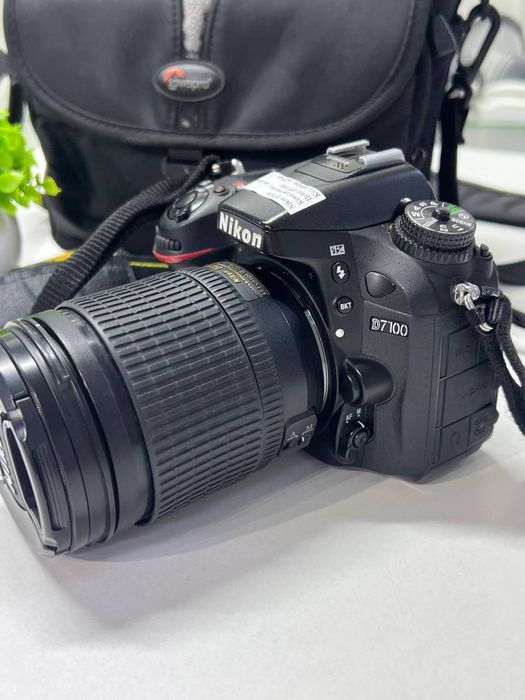 Nikon.     D7100