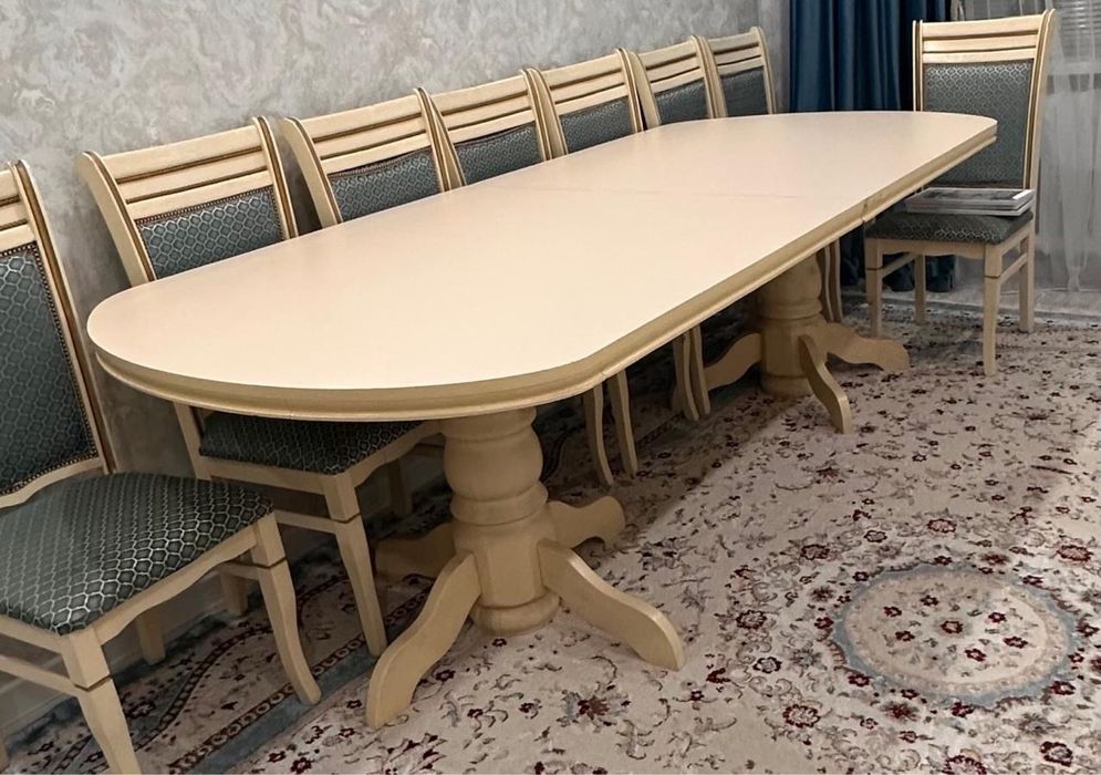 Продам стол в гостиную.