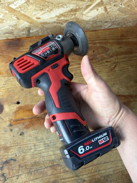 Mașină polishat Milwaukee M12 2025