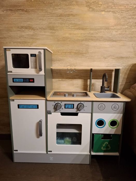 Продавам детска дървена  кухня HAPE