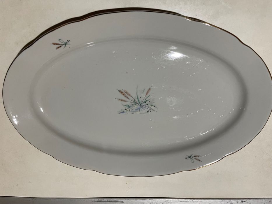 Голямо правоъгълно, порцеланово плато с маркировка.