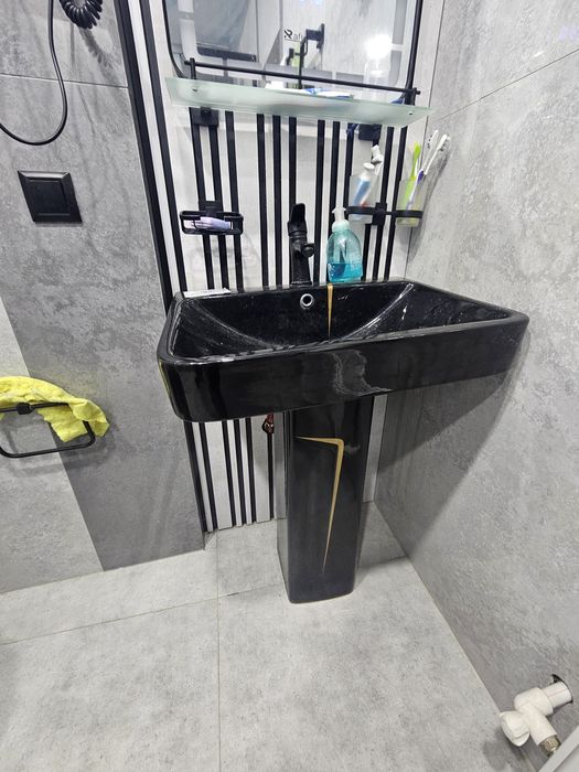 Unitaz, rakovina aksesuarlari bilan beriladi