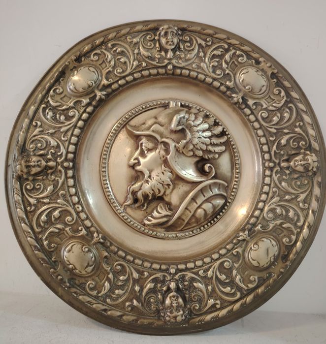 Superb basorelief,tablou din alama masiva  bătut manual ,piesa cu o lucrătură de o foarte mare finețe , dimensiuni 46 cm in diametru
