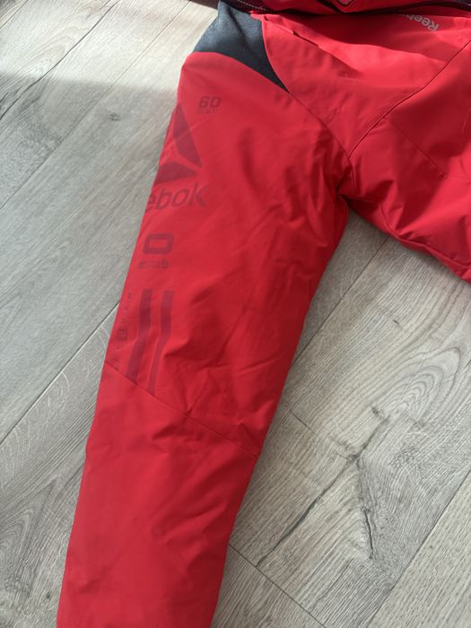 Продавам ново мъжко яке Reebok