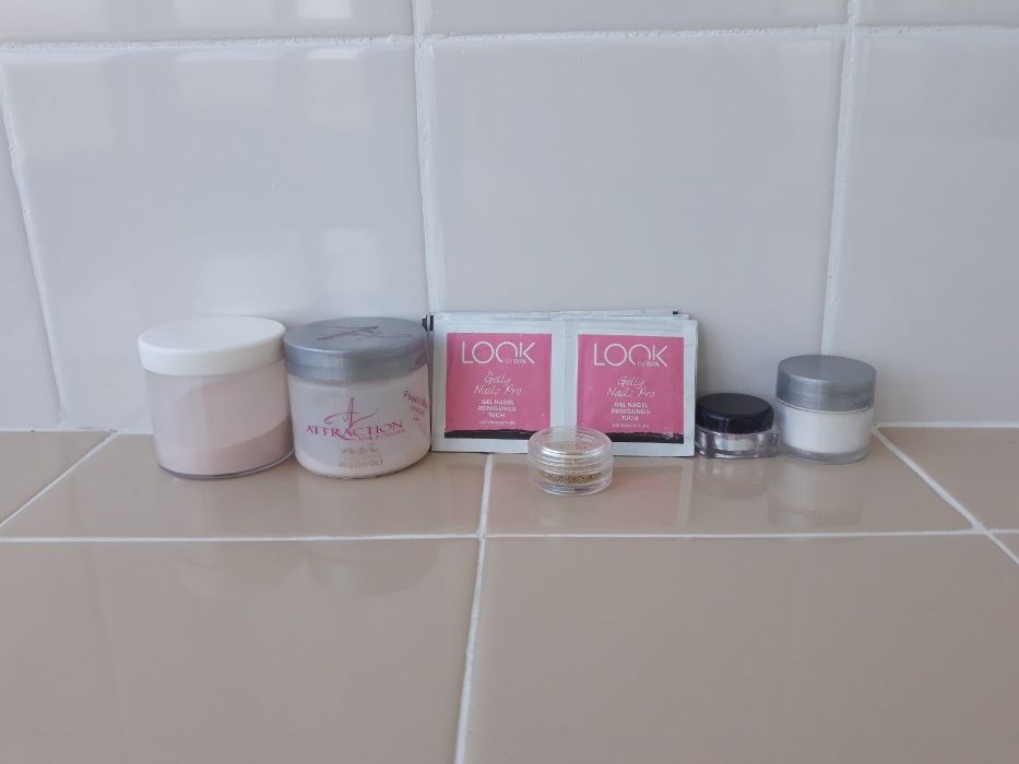 Акрилен прах за нокти