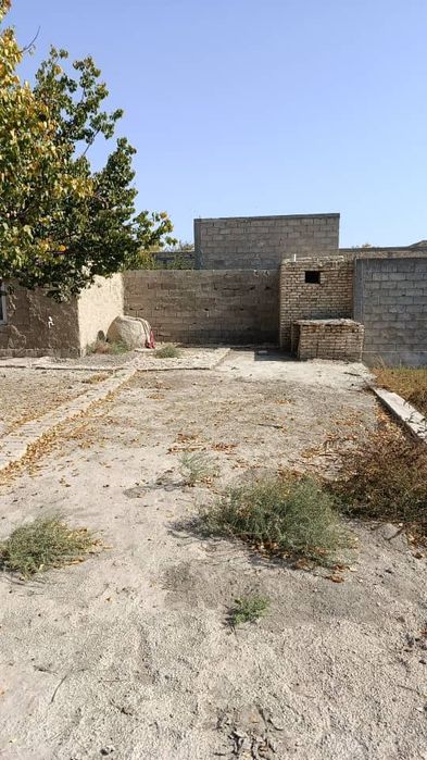 Shofirkon tumanida qurilishi bitmagan uchastka sotiladi