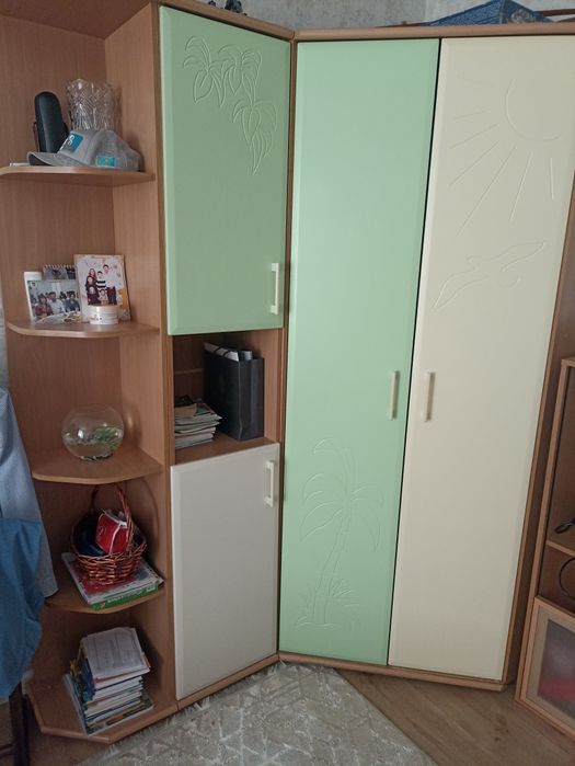 Детский шкаф и кроваткой