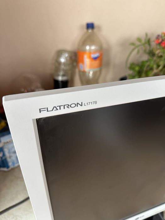Monitorul LG Flatron L1717S functional , cabluri incluse