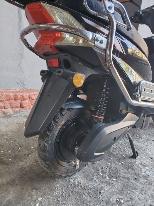 Elektroskuter sotiladi (Kofra va himoya dugalari bilan) shlem