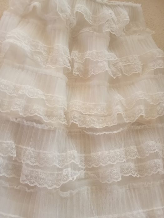 Детска пола на волани