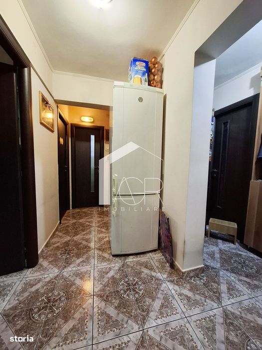 Apartament cu 3 camere, decomandat, zona Vest